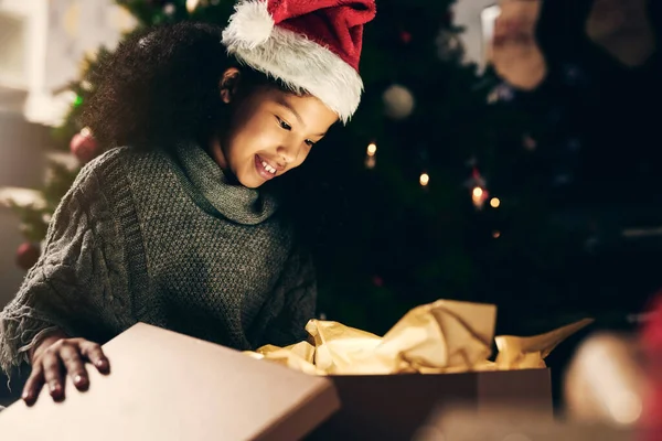 Noel 'in büyüsü bir çocuğun kalbinde yaşar. Evde küçük şirin bir kızın Noel hediyelerini açması.. — Stok fotoğraf
