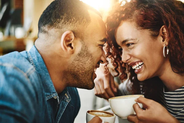 Sie bringen sich gegenseitig so viel Freude. Schnappschuss eines liebevollen jungen Paares, das sein Date im Coffeeshop genießt. — Stockfoto