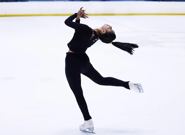 Ver o skate dela é acreditar em magia. Tiro de uma jovem patinagem artística em uma arena esportiva. — Fotografia de Stock