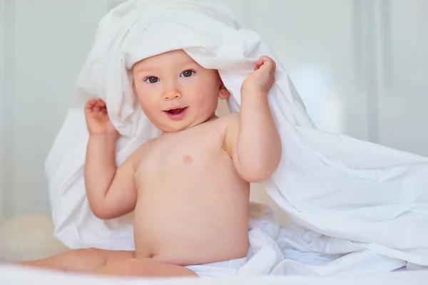 Wat vind je van mijn nieuwe look? Portret van een schattige baby jongen hebben plezier thuis. — Stockfoto