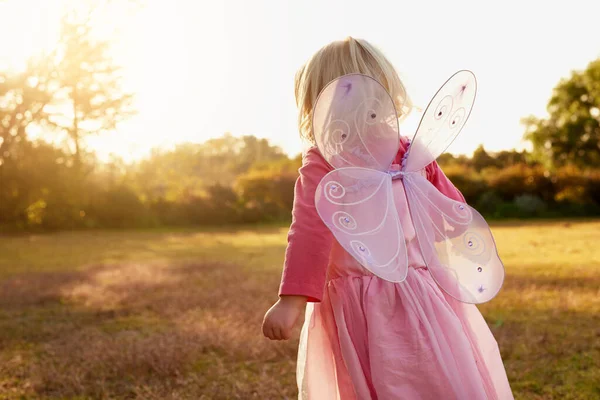 Les enfants explorent le monde grâce à la puissance de leur imagination. Vue arrière prise d'une petite fille déguisée en fée profitant de la journée à l'extérieur. — Photo