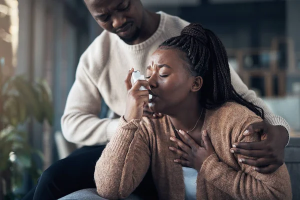 Diep ademhalen schat. Gehakt schot van een knappe jongeman kalmerend zijn vriendin terwijl ze een astma aanval thuis heeft. — Stockfoto