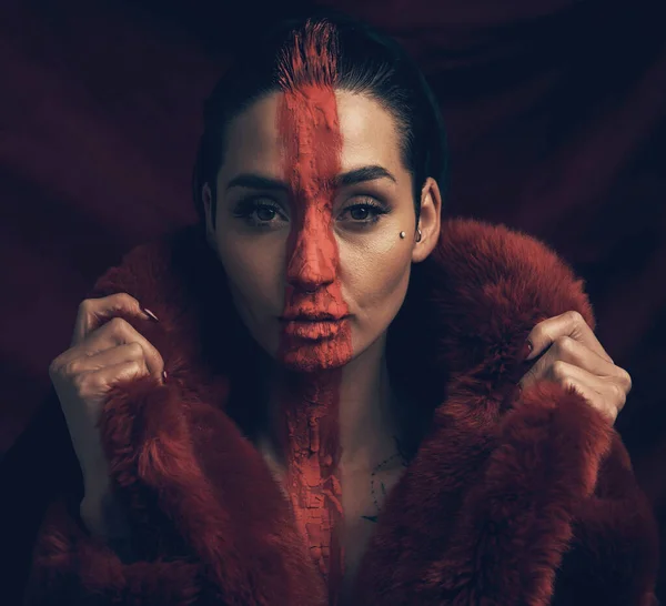 El lienzo es más hermoso que la pintura. Foto de estudio de una joven posando con pintura en la cara sobre un fondo negro. — Foto de Stock