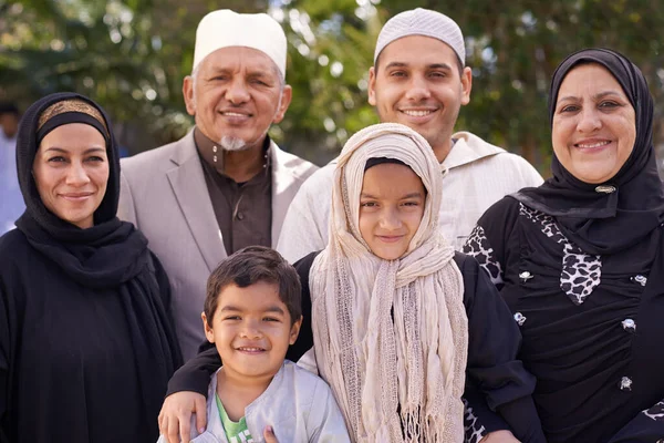 Dia de família. Uma família muçulmana desfrutando de um dia lá fora. — Fotografia de Stock