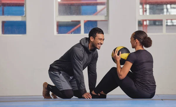 İyi bir egzersiz seni en iyi ruh haline sokabilir. Spor salonunda antrenörle egzersiz yapan genç bir kadının fotoğrafı.. — Stok fotoğraf