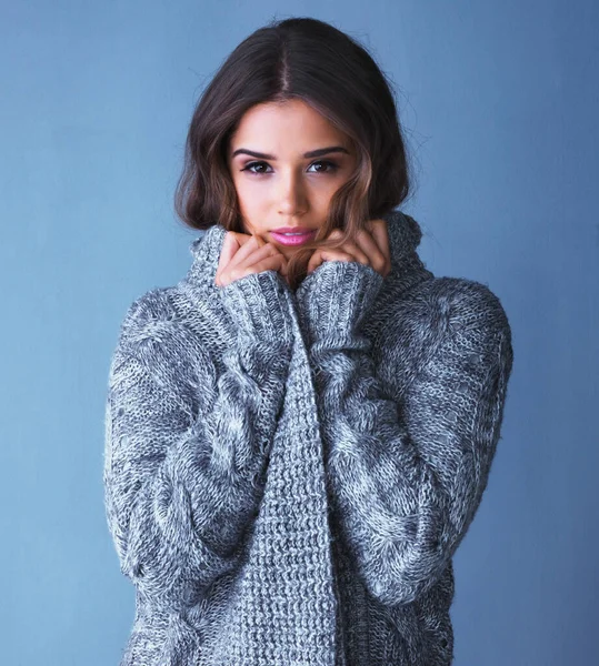 Beskuren Bild Attraktiv Ung Kvinna Poserar Vinterkläder — Stockfoto