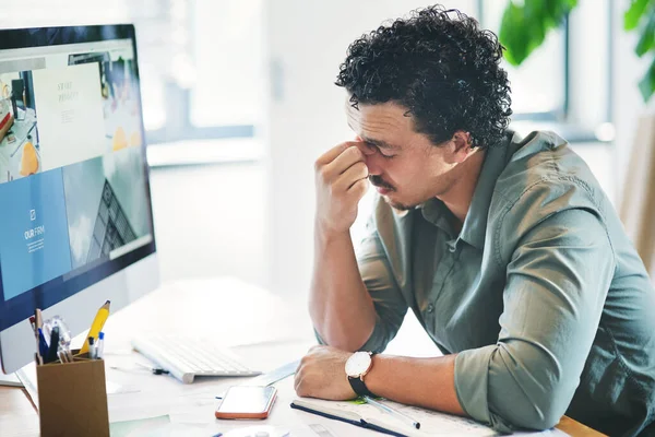Bóle głowy naprawdę zmniejszają produktywność. Strzał młodego biznesmena cierpiącego w biurze. — Zdjęcie stockowe