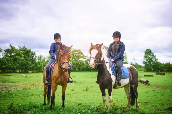En selle, c'est l'heure de monter. Prise de vue de deux adolescentes allant à cheval sur un ranch. — Photo