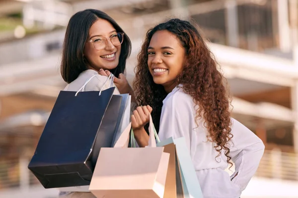 Vinculación y terapia de venta. Foto de dos mujeres jóvenes atractivas de pie afuera juntas y uniéndose mientras compran en la ciudad. —  Fotos de Stock
