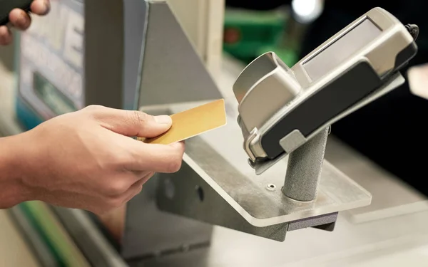 Оплачуючи вітер. Знімок неідентифікованої особи, що платить за продукти за допомогою кредитної картки . — стокове фото