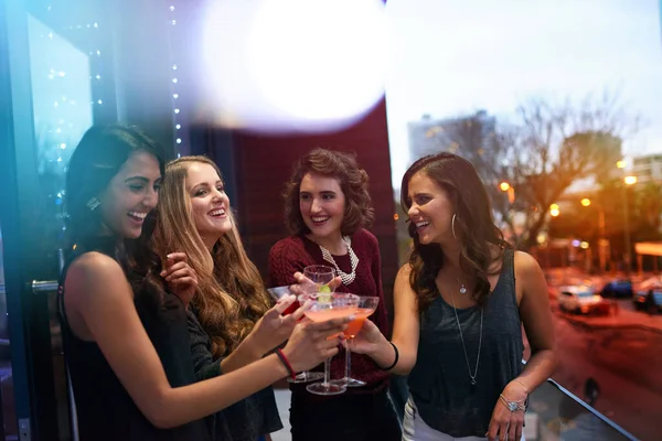 Agarra as tuas miúdas para uma grande noite fora. Tiro de um grupo de jovens mulheres bebendo coquetéis em uma festa. — Fotografia de Stock