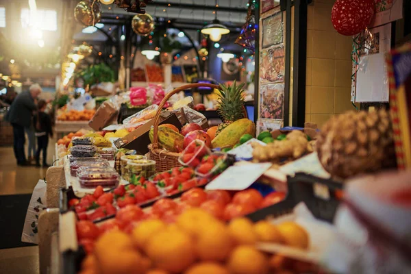 Annyi egészséges finomság közül lehet választani. Lövöldözés egy csomó piaci standról egymás mellett, akik napközben gyümölcsöt árulnak a piacon.. — Stock Fotó