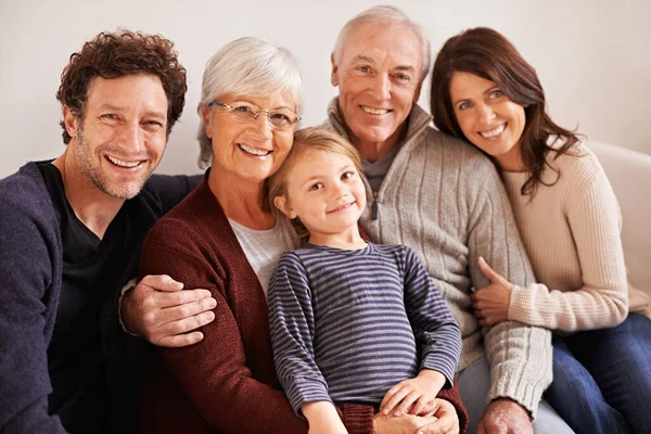 Somos una felicidad más. Un retrato recortado de una familia feliz de varias generaciones sentados juntos en un sofá. — Foto de Stock