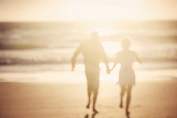 Do naszego szczęśliwego końca życia. Strzał kochającej się pary biegającej po plaży. — Zdjęcie stockowe