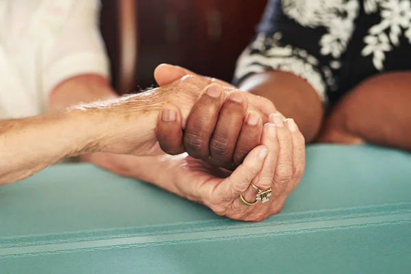 Mãos úteis são mãos cheias de esperança. Tiro cortado de uma mulher idosa segurando suas mãos amigos no conforto. — Fotografia de Stock