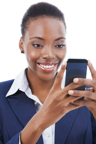 Integratie van nieuwe media in het bedrijfsleven. Studio shot van een jonge Afrikaanse Amerikaanse zakenvrouw sms 'en op een mobiele isoalted op wit. — Stockfoto