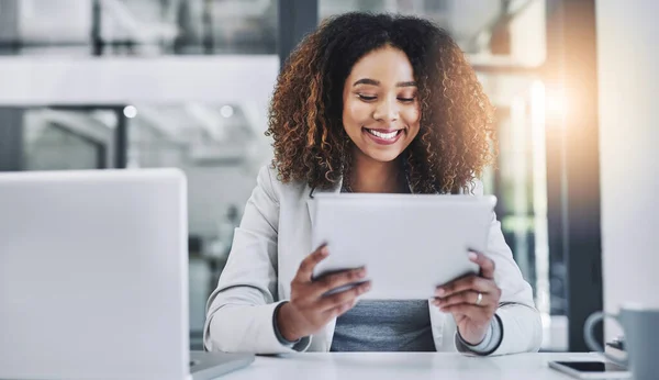 Ha gli strumenti per superare qualsiasi confine commerciale. Girato di una giovane donna d'affari che utilizza un tablet digitale in un ufficio. — Foto Stock