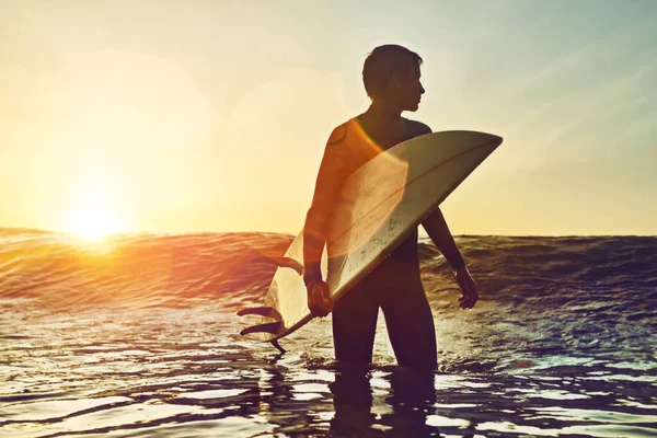 Raad eens wie er vanmorgen bij zonsopgang patrouilleerde. Schot van een jonge jongen uit surfen. — Stockfoto