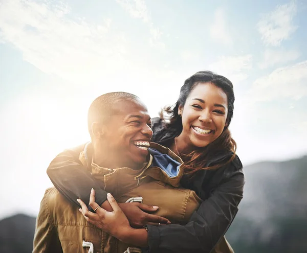 A fazer um momento para nós. Retrato de um jovem casal feliz se divertindo lá fora. — Fotografia de Stock