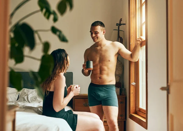 Beginnen Sie den Tag mit Ihrer Lieblingsperson. Aufnahme eines glücklichen jungen Paares beim gemeinsamen Morgenkaffee im Schlafzimmer zu Hause. — Stockfoto