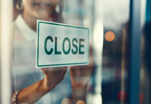 Sluitingstijd. Close-up foto van een jonge ondernemer opknoping een close-up teken op de deur van haar winkel. — Stockfoto