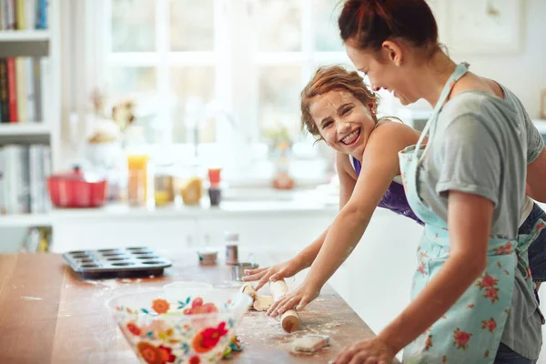 ส่วนที่ฉันชอบ ภาพของแม่และลูกสาวเตรียมอาหารในครัวที่บ้าน . — ภาพถ่ายสต็อก