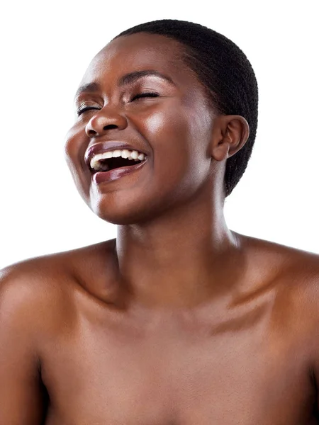 Humor is goed voor de ziel. Studio shot van een mooie jonge vrouw slaan van een pose en lachen terwijl staan tegen een witte achtergrond. — Stockfoto