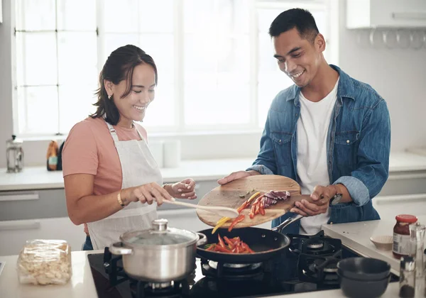 Это будет так вкусно с таким количеством любви. Снимок молодой пары, готовящей вместе дома. — стоковое фото