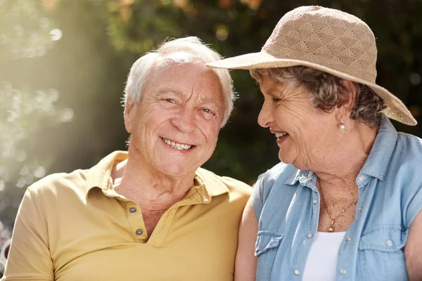 Podría eclipsar el sol y darle las gracias. Retrato de una pareja de ancianos disfrutando del sol en su patio trasero. — Foto de Stock