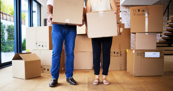 Boxes full of possessions, hearts full of priceless memories. Shot of an unrecognisable mature couple carrying boxes on moving day. — стоковое фото