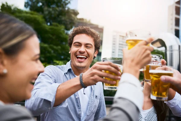 Con todo el trabajo duro que hacen, deberían celebrarlo. Recortado tiro de los empresarios tomando bebidas en su balcón de la oficina. — Foto de Stock