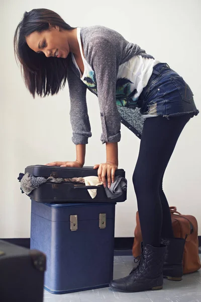Saya tidak melakukan perjalanan cahaya.... seorang wanita mencoba untuk menutup sebuah koper yang terlalu penuh. — Stok Foto