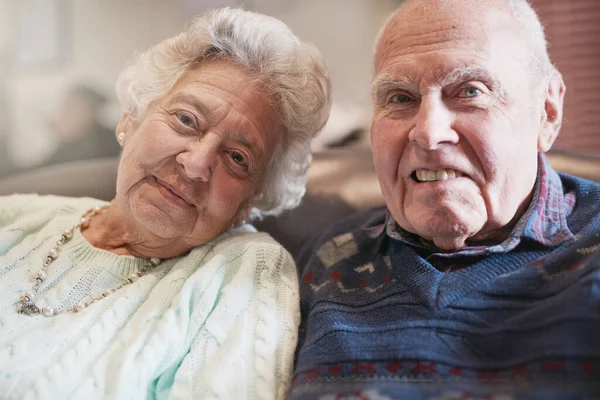 Fizemos uma promessa de ficar juntos para sempre. Retrato de um casal de idosos relaxando juntos em casa. — Fotografia de Stock