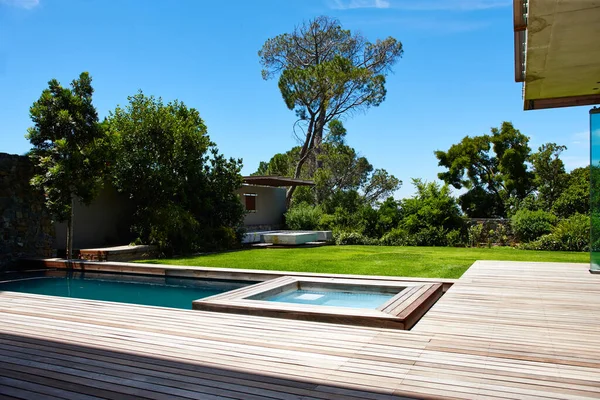 Vivere moderno. Un moderno giardino sul retro con piscina. — Foto Stock