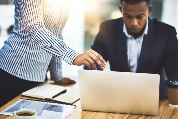 Online op zoek naar nieuwe ideeën. Opname van twee zakenmensen die samenwerken op een laptop in een kantoor. — Stockfoto