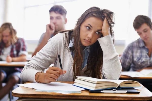 How will I handle this course load. An overworked young student sitting with her head in her hands. — Foto de Stock