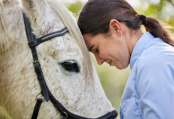 私は馬が好きだ。森の中で馬と一緒に立って魅力的な若い女性のショット. — ストック写真