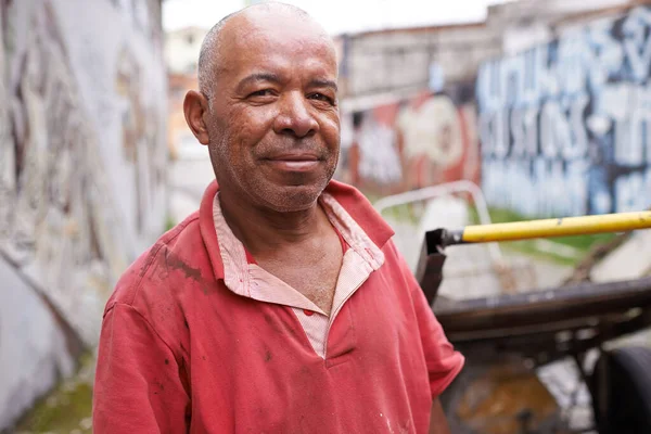 Satisfeito apesar das suas dificuldades. Retrato de um catador de lixo nas ruas do Brasil. — Fotografia de Stock
