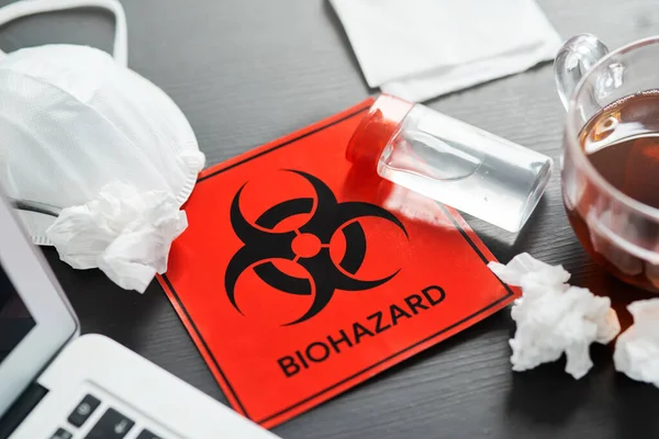 Bleiben wir zu Hause, um uns und die Menschen um uns herum zu schützen. Aufnahme eines Biohazard-Schildes auf einem Arbeitsplatz. — Stockfoto