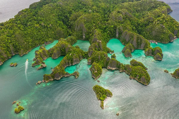 É algo que você tem que conferir ao visitar a Indonésia. Tiro de ângulo alto de umas pequenas ilhotas e ilhas no meio da Indonésia. — Fotografia de Stock