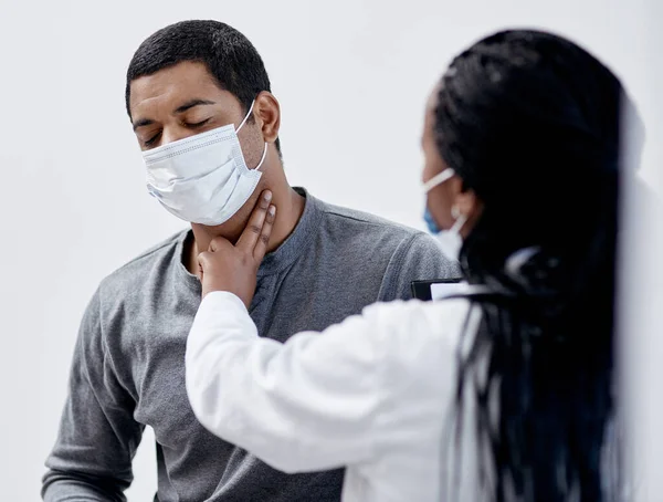 A frequência cardíaca é importante porque a função do coração é muito importante. Tiro de um médico verificando um pulso de pacientes. — Fotografia de Stock