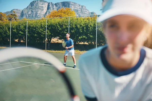 매일 도전해 보 세요. 젊고 잘생긴 젊은 남자 테니스 선수 가 앞 마당에서 여성 동료와 함께 찍은 사진. — 스톡 사진