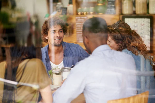 Podemos falar sobre qualquer coisa melhores amigos. Um grupo de amigos se reunindo para um café em um café. — Fotografia de Stock