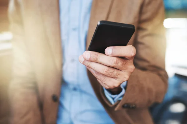 Die Androidverbindung herstellen. Schnappschuss eines Geschäftsmannes mit einem Mobiltelefon. — Stockfoto