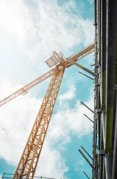 The city isnt just getting bigger, its getting better. Shot of a crane and building at a construction site. — Foto de Stock