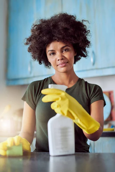 Mijn werk is nooit gedaan. Gesneden schot van een aantrekkelijke jonge vrouw met gele handschoenen schoonmaken van haar huis. — Stockfoto