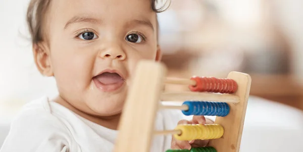 Máma ví, jak ráda se dívám na barvy. Postřelen rozkošný holčička hrát s dřevěným abacus. — Stock fotografie