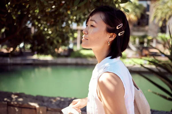 Just me doing touristy things. Cropped shot of an attractive young woman exploring the city alone during the day. — ストック写真