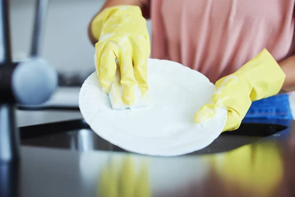 Ik zie graag schone vaat. Schot van een vrouw die afwas in haar keuken. — Stockfoto