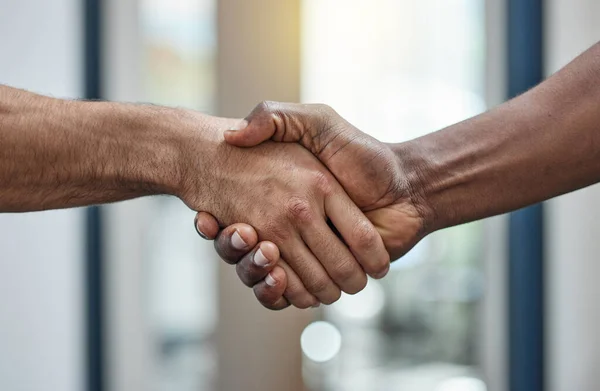 Mi fa piacere che siamo giunti a una conclusione. Primo piano di due uomini d'affari irriconoscibili che si stringono la mano in un ufficio. — Foto Stock